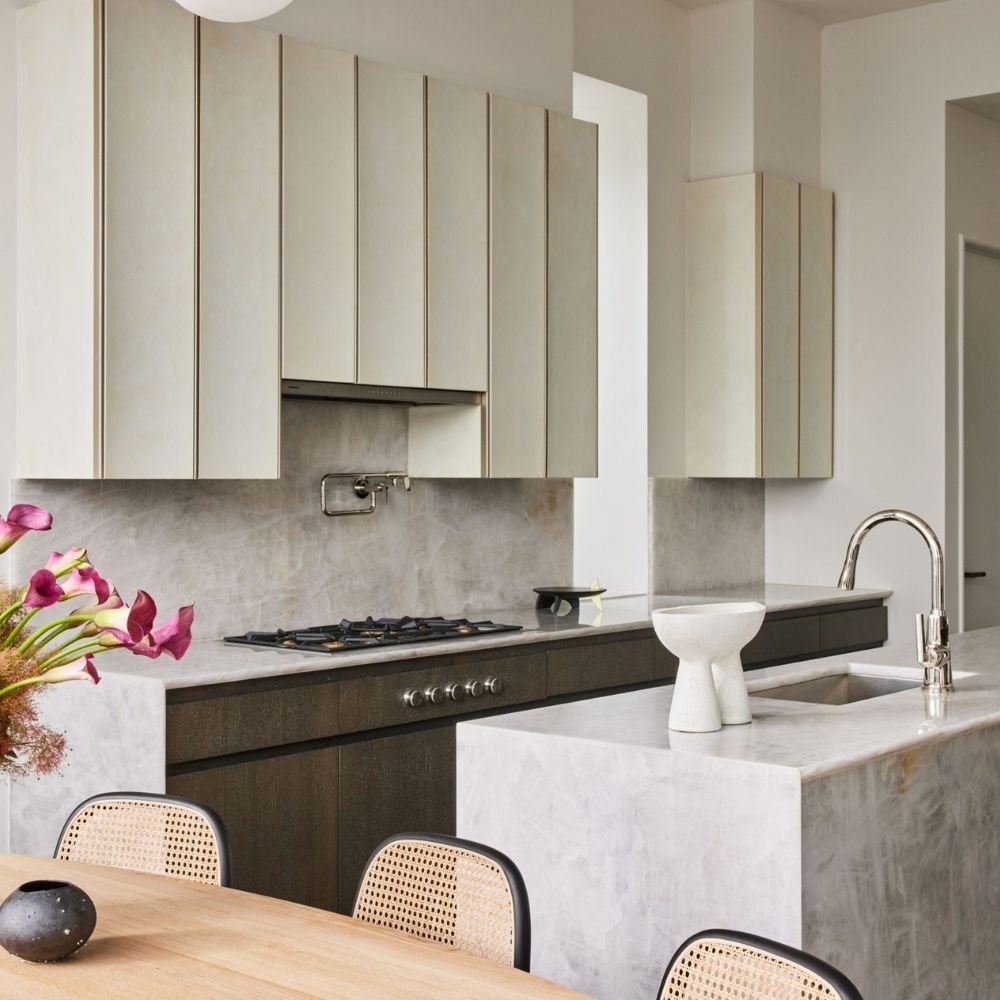 Creating a Warm Minimalist Kitchen with Natural Stone Surfaces (5)