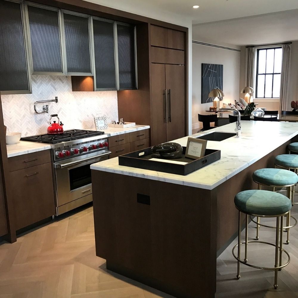 Creating a Warm Minimalist Kitchen with Natural Stone Surfaces (2)