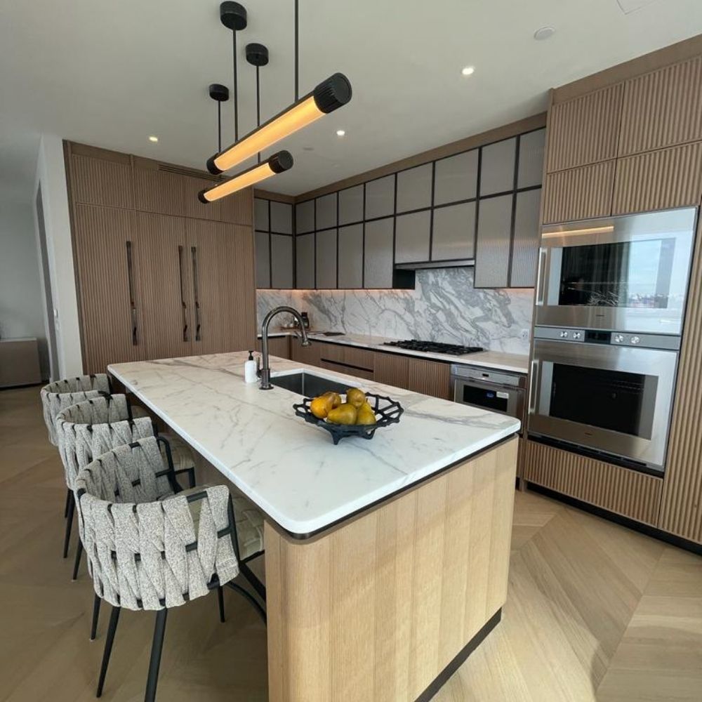Creating a Warm Minimalist Kitchen with Natural Stone Surfaces (1)