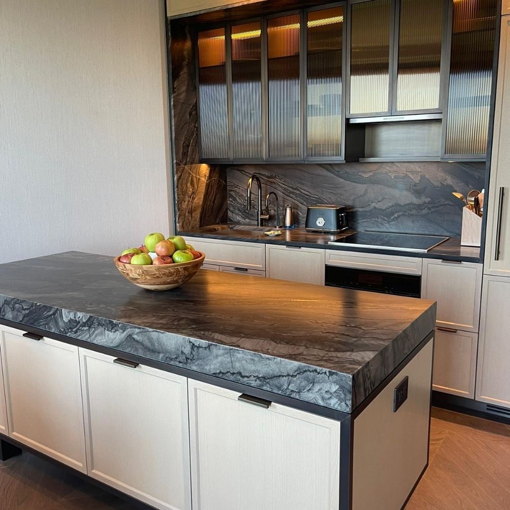 Creating a Warm Minimalist Kitchen with Natural Stone Surfaces (3)